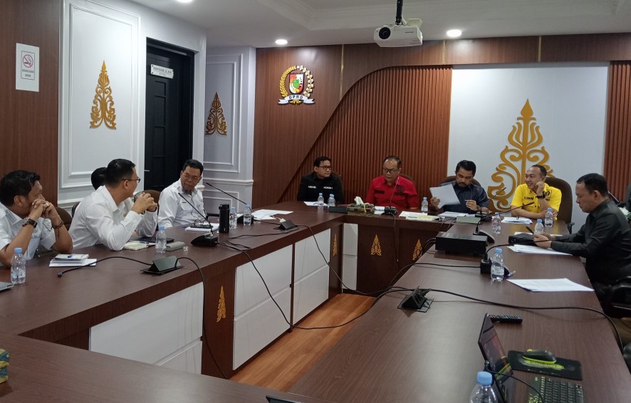 Komisi I DPRD Pekanbaru hearing dengan Pemko Pekanbaru terkait pemilihan Ketua RT/RW (foto/Mimi)