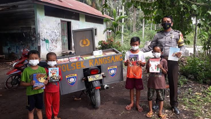 Brigadir Khairi bersama anak-anak di Desa Kayu Ara, Kecamatan Rangsang, Kabupaten Meranti.(foto: ali/halloriau.com)