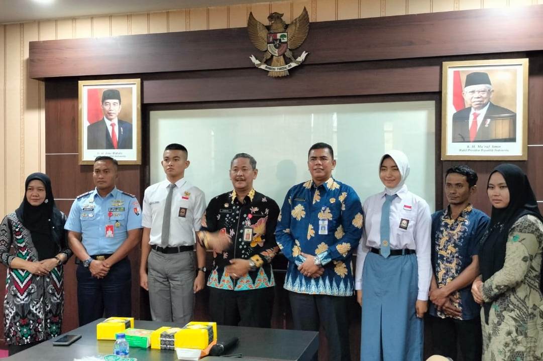 Kaban Kesbangpol Riau, Jenri Salmon Ginting, AP, M.Si melepas keberangkatan dua siswa dari Riau untuk menjadi Paskibraka Nasional.