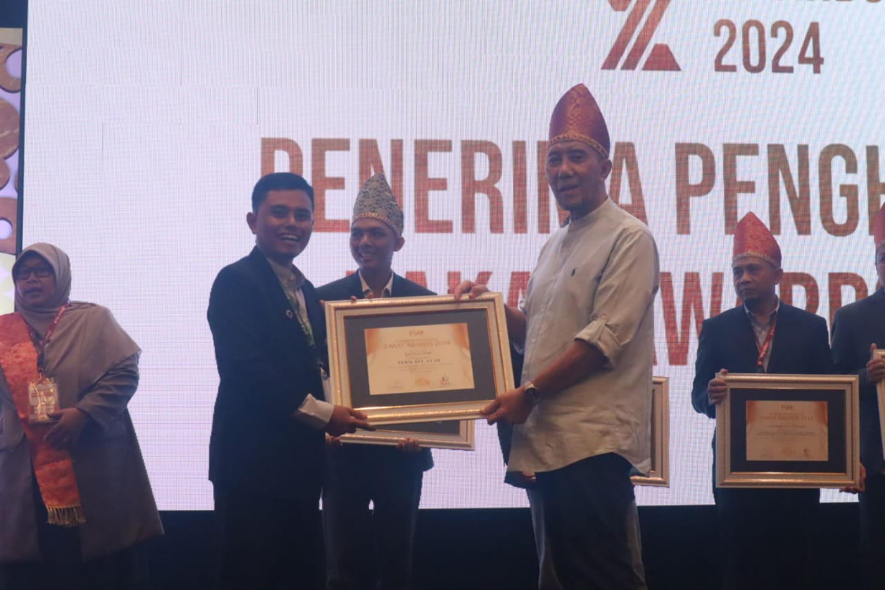 GM LAZnas PHR, Irman Budi Prasetyo menerima penghargaan Gold Award dalam Zakat Awards 2024.(foto: istimewa)