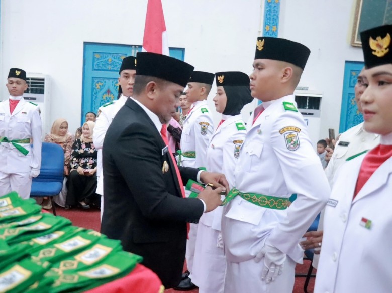 Bupati Zukri kukuhkan 40 anggota Paskibraka Pelalawan 2024 (foto/Andy)