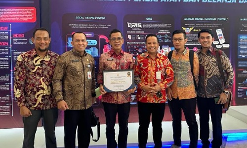 Pemkab Bengkalis menerima penghargaan Terbaik III TP2DD Regional Sumatera.(foto: zulkarnaen/halloriau.com)