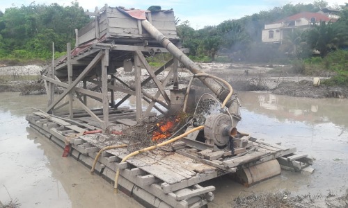 Rakit PETI dimusnahkan saat razia Polsek Kuantan Tengah di Desa Muaro Sentajo.(foto: ultra/halloriau.com)