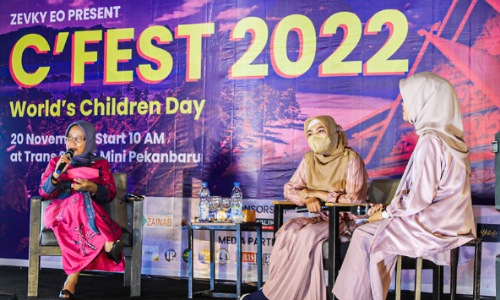 Kadispersip Riau, Mimi Yuliani Nazir (paling kiri) jadi pembicara dalam event C