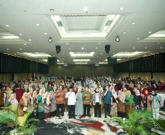 Peserta Pelatihan Manajemen Bisnis dan Manajemen Bumdes dan Koperasi foto bersama Bakal Calon Wakil Gubernur Riau Muhammad Wardan di Hotel Furaya, Kota Pekanbaru, Jumat (20/9/2024).