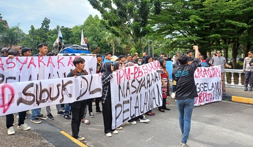 Demo IPM-KP Pelalawan di DPRD Riau terkait banjir akibat limpahan air PLTA Koto Panjang.(foto: risnaldi/halloriau.com)