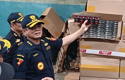 Dirjen Bea dan Cukai, Letjen TNI (Purn) Djaka Budi Utama saat ekspos penggerbekan gudang rokok ilegal di Pekanbaru.(foto: risnaldi/halloriau.com)