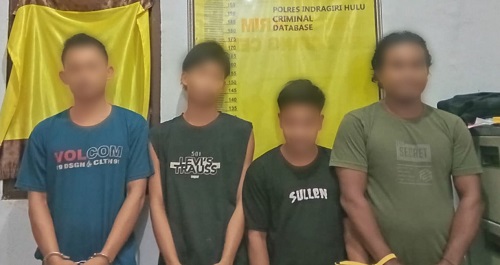 Empat tersangka pengedar sabu saat diamankan di Mapolres Inhu.(foto: andri/halloriau.com)