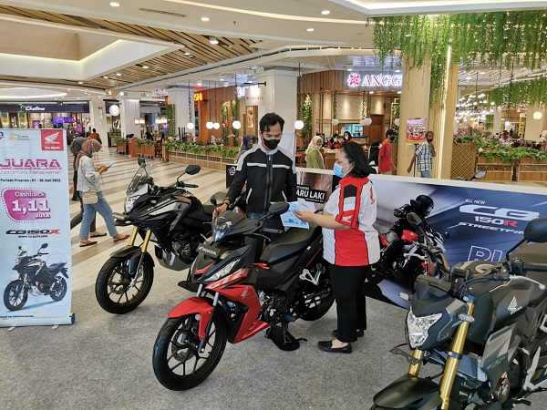 Pengunjung Mal Living World Pekanbaru mengunjungi booth pameran Honda Sport Motoshow yang digelar hari ini.