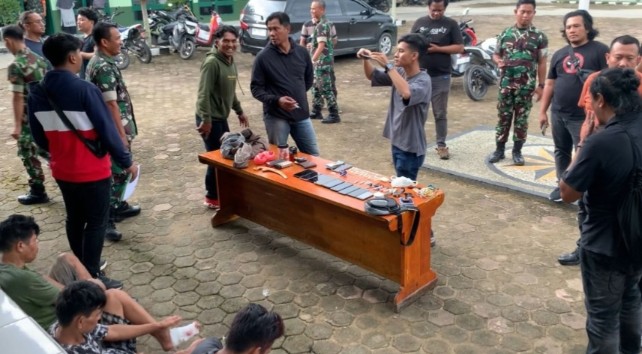 Tim Unit Intel Kodim 0314 Inhil ringkus pelaku dan barang bukti narkoba untuk diserahkan ke Polres Inhil (foto/Ayendra)