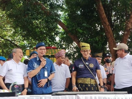 Menteri Sandiaga Uno bersama dengan Kepala KCU BCA Pekanbaru Hariyanto berkunjung ke Desa Dayun (foto/lin)
