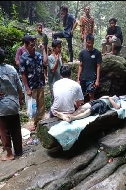 David (24), pemuda asal Desa Lintau, meninggal dunia setelah nekat melompat dari atas air terjun, di wiasata Aek Martua.