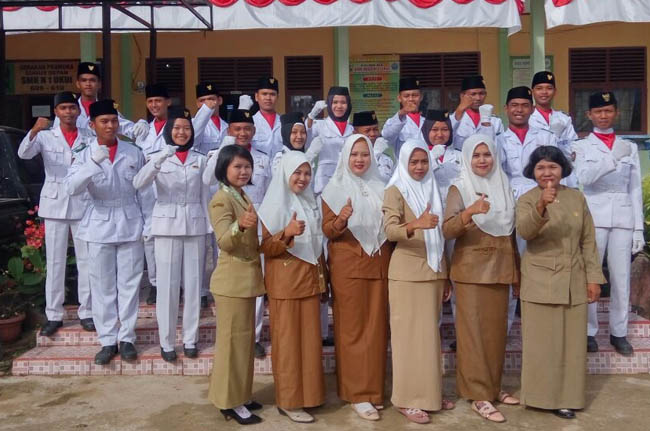  Guru dan Purna Paskibraka SMKN 1 Ukui berphoto bersama, turut mendukung sukseskan program Adiwiyata di sekolah tersebut, Senin (3/9). 