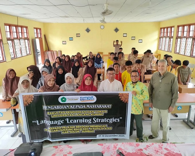 Peserta, pemateri, dan guru berfoto bersama setelah menyelesaikan Pelatihan Strategi Belajar Bahasa Inggris di SMKN 1 Tanjung Balik. 