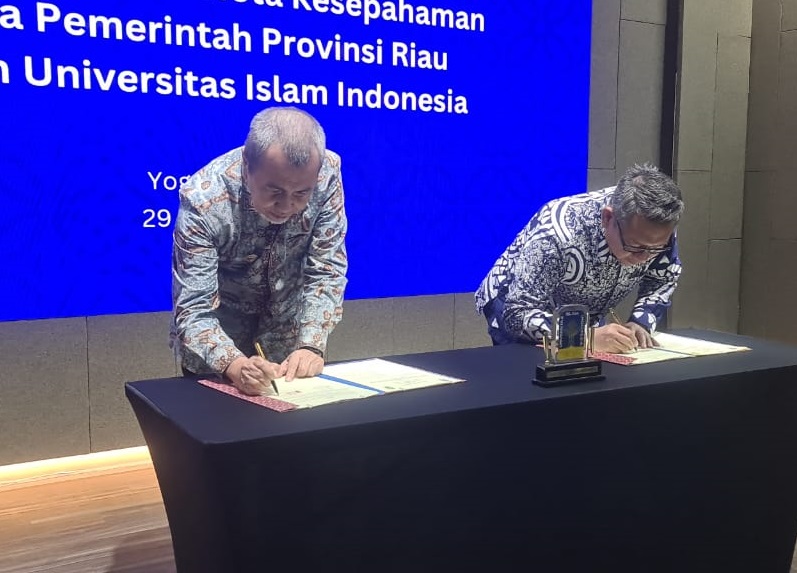 Penandatanganan MoU Gubernur Riau Syamsuar dengan Rektor Universitas Islam Indonesia Yogyakarta Fathul Wahid, Senin (29/5 2023).