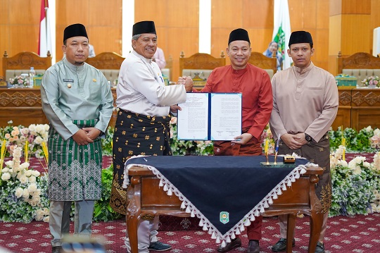 Bupati Siak, Alfedri dan Wabub Husni Merza hadiri rapat paripurna berlangsung di DPRD Siak (foto/ist)