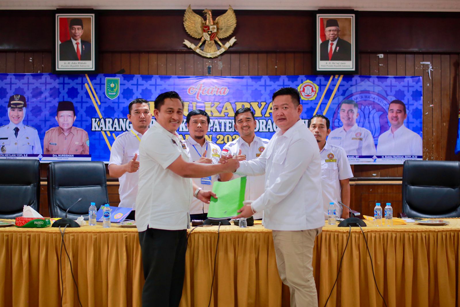 Foto penyerahan hasil Temu Karya KT Inhu serta terpilihnya Daniel Eka Perdana sebagai Ketua KT.