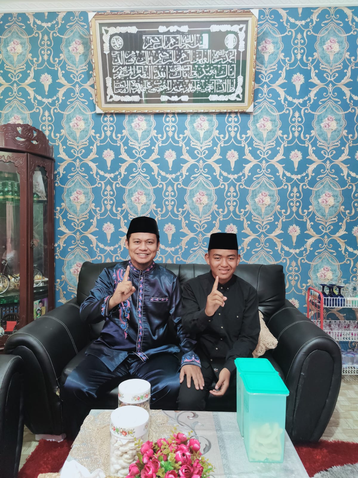 Hery Saputra saat berfoto dengan Febri Andani, santri Pondok Pesantren Darul Fikri yang hafal Al-Qur