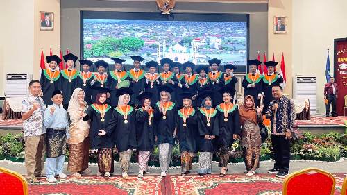 23 mahasiswa PSDKU PNP Pelalawan diwisuda.(foto: andi/halloriau.com)