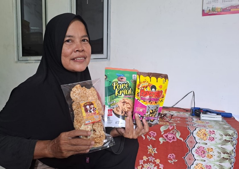 Suryani berhasil mengolah pare jadi cemilan enak dan laris manis di Pekanbaru (foto/riki)