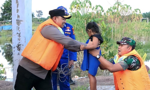 Kapolres Siak, AKBP Asep Sujarwadi saat ikut mengevakuasi warga terrdampak banjir di Kecamatan Sei Mandau.(foto: istimewa)