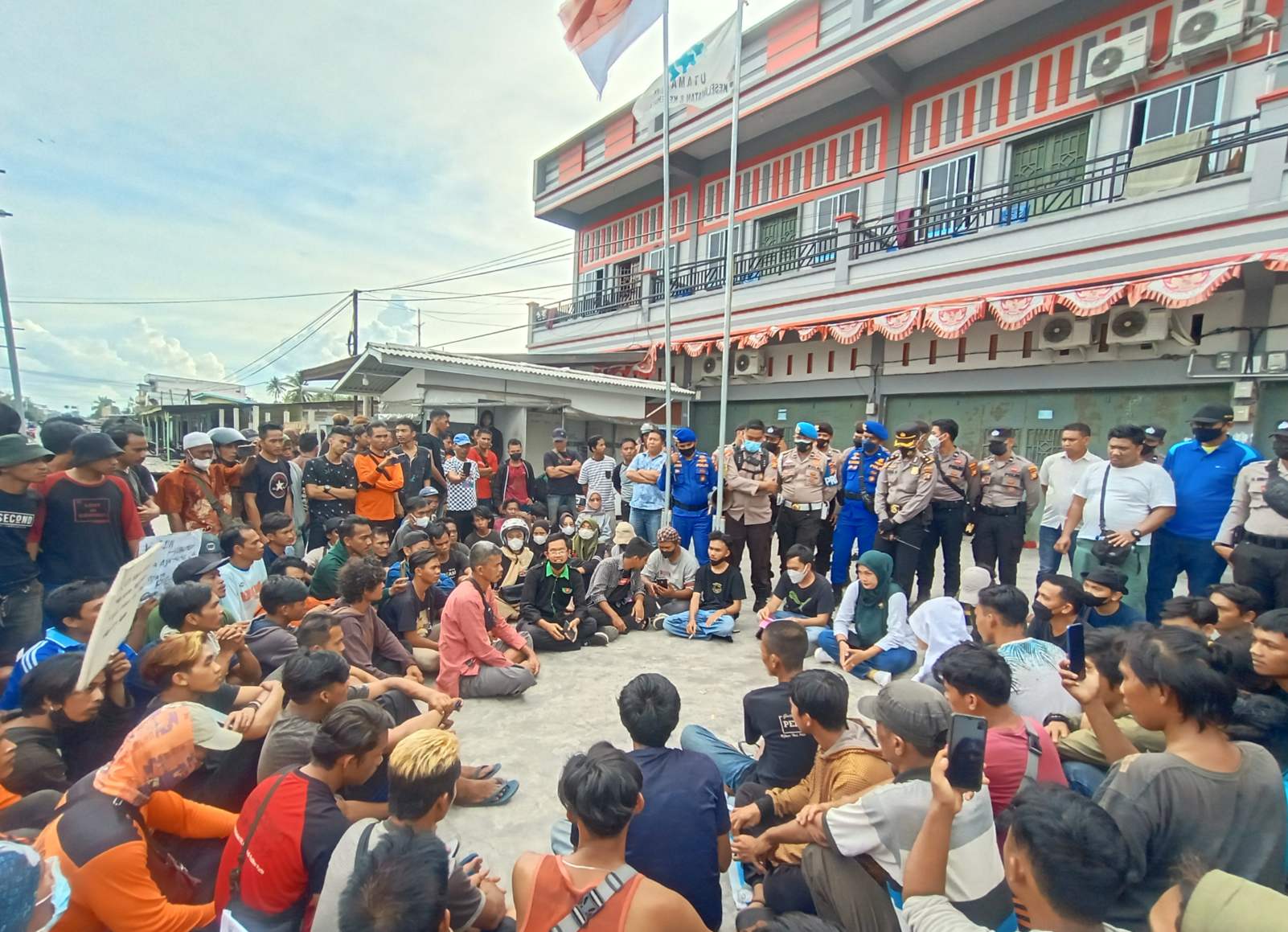 Usai unjuk rasa, pemuda dan mahasiswa yang tergabung kedalam HMI dan PMII bersama pekerja PT GSI membuat kesepakatan dengan pihak perusahaan