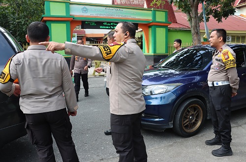 Kapolresta Pekanbaru saat meninjau TPS.(foto: istimewa)