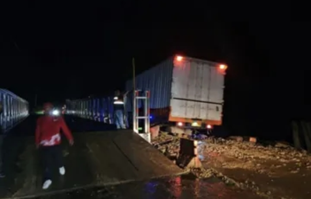 Jalan Riau-Sumbar di Desa Tanjung Alai, Kecamatan XIII Koto Kampar kembali longsor (foto/antara)