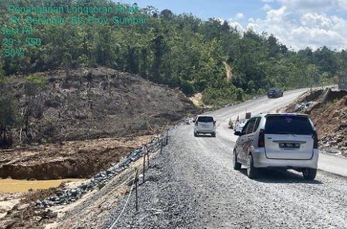 Jalan Lintas Riau-Sumbar KM 106 Desa Tanjung Alai kembali longsor.(foto: tribunpekanbaru.com)