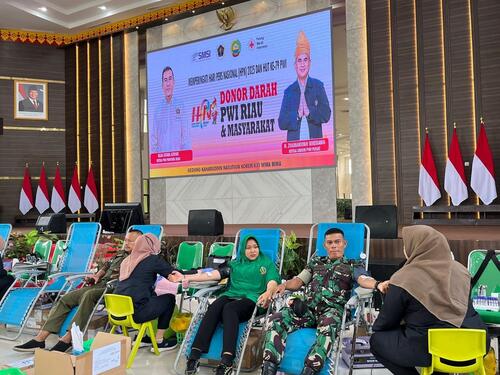 Aksi donor darah dalam rangkaian acara HPN 2025 di Riau yang berlangsung di Makorem 031/Wirabima. (Foto: Istimewa)