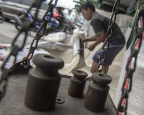 Pekerja memilah beras di Pasar Induk Beras Cipinang , Jakarta, Kamis (2/2/2023). Direktur Utama Bulog, Budi Waseso mengakui adanya mafia beras dimana hal tersebut menjadi salah satu penyebab kenaikan harga beras di pasar. ANTARA FOTO/Muhammad Adimaja/foc. 