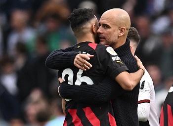 Josep Guardiola semringah setelah Manchester City menggusur Arsenal dari puncak klasemen Liga Inggris 2022-2023 (Foto: Reuters)