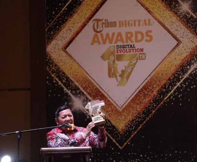 Pj Gubri Rahman Hadi diwakili oleh Asisten Setdaprov Riau Zulkifli Syukur menerima penghargaan pemerintah peduli pembangunan dalam Tribun Digital Award 2024. 