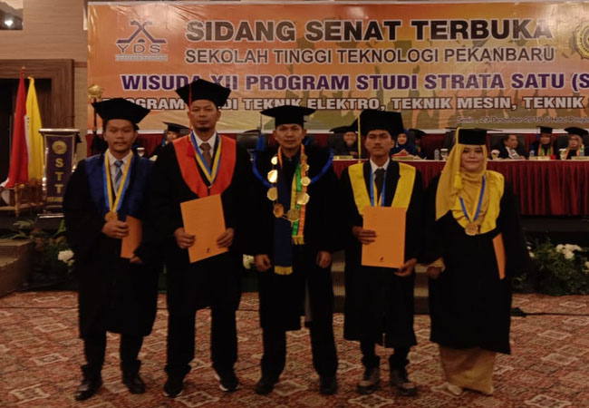 Wisuda XII Sekolah Tinggi Teknologi (STT) Pekanbaru.