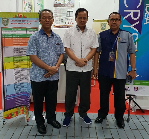 Rektor UIR Prof. Syafrinaldi  bersama Ketua Harian YLPI Riau Drs. Zulkifli, Prof. Hasan Basri Jumin, Dr. Evizal dan Rektor UiTM Perlis mengunjungi stand expo UIR.