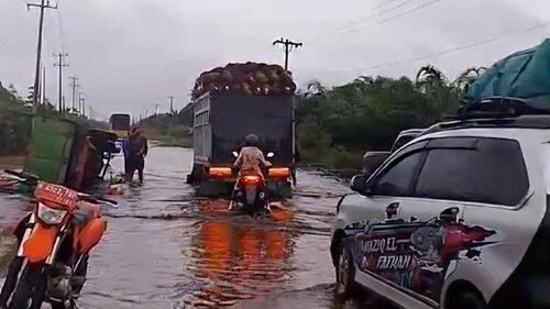 Banjir yang melanda Jalan Lintas Timur (Jalintim) Kilometer 83 Desa Kemang, Kecamatan Pangkalan Kuras, Kabupaten Pelalawan, Riau jauh berkurang dan nyaris surut. (Foto: Tribun Pekanbaru)