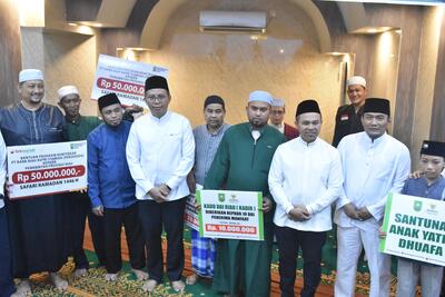 Gubernur Riau Abdul Wahid dan Wakil Walikota Dumai Sugiyarto, didampingi Direktur Pembiayaan BRK Syariah, Helwin Yunus menyerahkan dana CSR untuk 2 masjid di Dumai. (Foto: Sri Wahyuni)