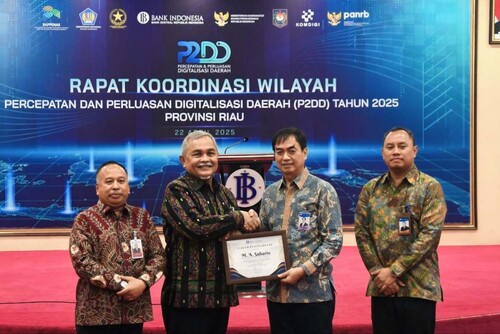 Bank Indonesia (BI) Provinsi Riau memberikan penghargaan kepada Bank Riau Kepri (BRK) Syariah. (Foto: Istimewa)