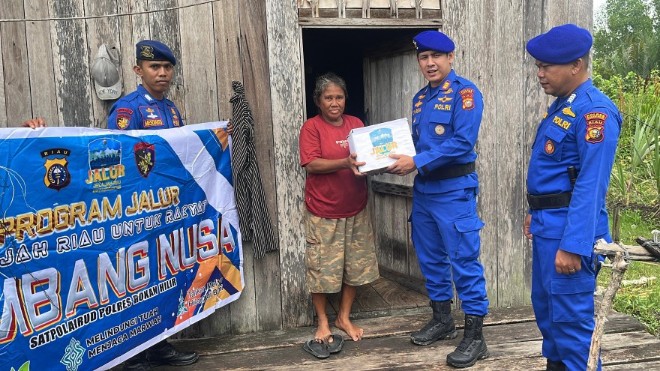 Satpol Airud Polres Rohil Gelar Kegiatan Sambang Nusa di Pesisir Bagansiapiapi (foto/afrizal)