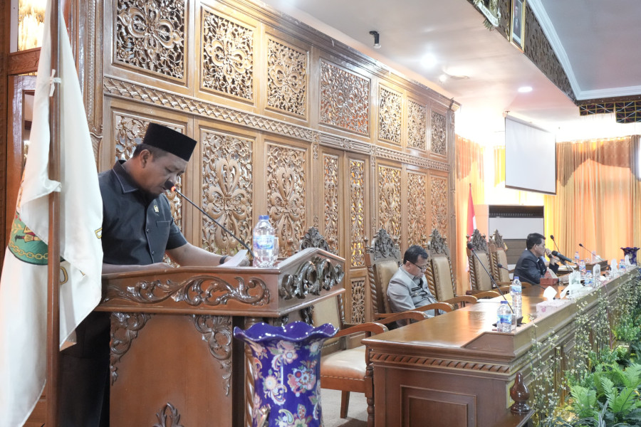 Juru bicara DPRD Kuansing Suprigianto menyampaikan 16 poin penting yang menjadi rekomendasi DPRD Kuansing terhadap LPKj Bupati Kuansing TA 2023, Selasa (2/3/2024).