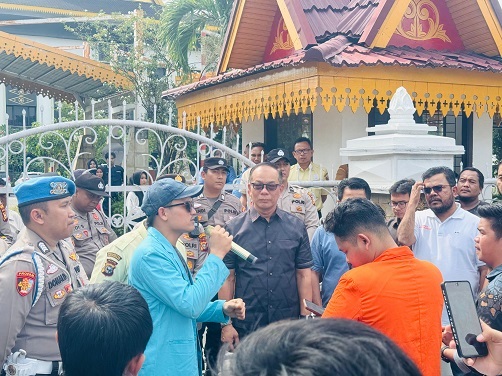 Forum Aktivis Mahasiswa Riau (FAMR) berdemo di gedung DPRD Pekanbaru (foto/Mimi)