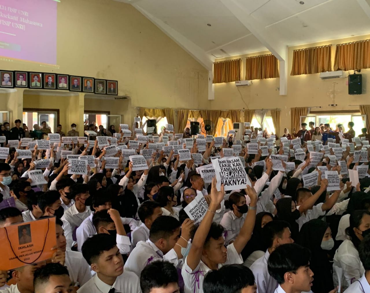 Mahasiswa Unri desak Mendikbud beri sanksi pada Syafri Harto.