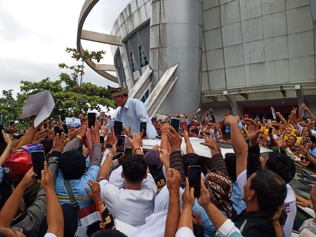 Prabowo Subianto disambut para pendukungnya di GOR Sudirman, Pekanbaru (foto:rinai/halloriau)