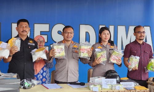 Kapolres Dumai AKBP Nurhadi Ismanto memimpin keterangan pers pengungkapan penyelundupan 10 Kg sabu, Selasa (1/11/2022) di media Center Polres Dumai.(foto: bambang/halloriau.com)