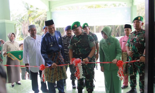 Walikota Dumai H Paisal mendampingi Danrem 031/Wirabima, Brigjen TNI Parlindungan Hutagalung memotong pita meresmikan kantor Koramil Sungai Sembilan, Jumat kemarin.(foto: bambang/halloriau.com)