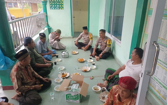 Kegiatan cooling system Polsek Rumpes di Masjid Baitul Hamdi Limbungan.(foto: bayu/halloriau.com)