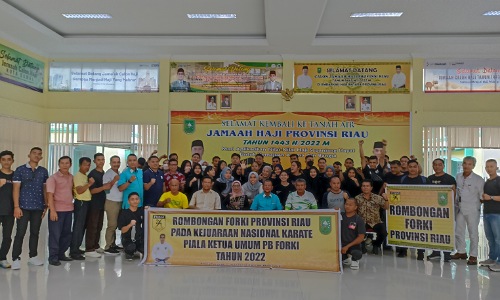 Tim Forki Riau saat pelepasan menuju Kejurnas Karate Sumbar 2022.(foto: rahmat/halloriau.com)