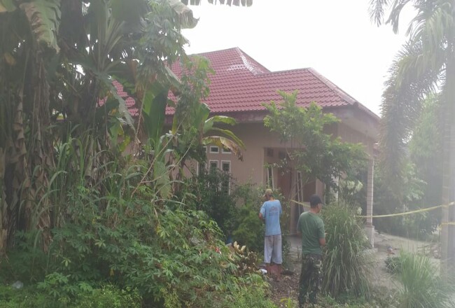 Atap rumah yang tertimpa kursi pilot sudan diperbaiki personel TNI.