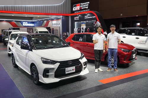 Marketing Director PT TAM Hiroyuki (kiri) serta Anton (kanan) di antara Agya GR Sport dan New Agya Stylix yang ditampilkan di IIMS 2025 (foto/ist)