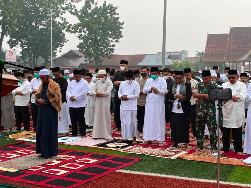 Ikthiar menghadapi Karhutla Pemkab Pelalawan laksanakan Salat Istisqa bersama masyarakat di tiap kecamatan (foto/Andy)